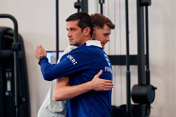 FansNerazzurri's tweet photo. “Pepo Martínez sedang mengalami krisis? Kalau begitu, mari kita mulai dari sini: tahun lalu masalahnya adalah Sommer dan kalian langsung menyorotinya. Sekarang kalian mulai menyerang Pepo Martínez.

Saya akan membelanya mati-matian. Dia adalah penjaga gawang yang penting bagi kami. Saya dengan hormat meminta kalian untuk tidak setiap minggu membuat judul berita dan pemberitaan tentang masalah penjaga gawang.

Kami tidak punya masalah dengan penjaga gawang. Saya ingin menekankan hal itu.

Tahun lalu kita terus membicarakan Sommer dan menginginkan Martínez. Sekarang kalian menginginkan Provedel, dan nanti kita akan punya kesempatan untuk melihatnya bermain. Bukan karena saya merasa kasihan, tetapi karena mereka memang pantas mendapatkan kesempatan itu.

Semua orang pernah melakukan kesalahan, termasuk saya. Kita terlalu terpaku pada posisi penjaga gawang, jadi saya merasa perlu membelanya.

Martínez tidak pernah menjadi masalah. Dia punya kualitas dan nilainya sendiri, dan dia akan membuktikannya—bahkan dia sudah pernah membuktikannya. Kesalahan adalah bagian dari permainan.

Kalau tidak begitu, nanti kita tidak akan punya berita negatif lagi untuk diberitakan.

Jadi, tolong jadikan ini judulnya:
‘Pepo Martínez bukan masalah dan tidak akan pernah menjadi masalah.’

Terima kasih.”