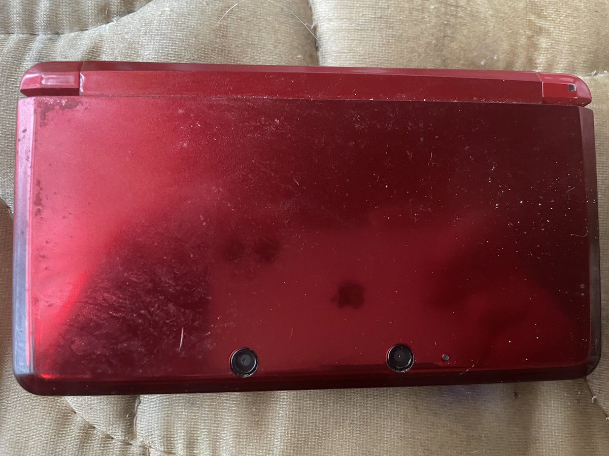 MoonlightStand's tweet photo. 9月15日(火) 天気☔️

おはようございます😃
今日もゲーム機を紹介します。
ニンテンドー3DSです。ジャンクで購入。ボタンが反応悪く本体のみ。後から気づいたのが、レバーが破損してました。ボロボロのガタガタで直す技術がない…。
#ニンテンドー3DS
#レトロゲーム
#レトロコンシューマー愛好会 https://t.co/FYFLTKIfqF