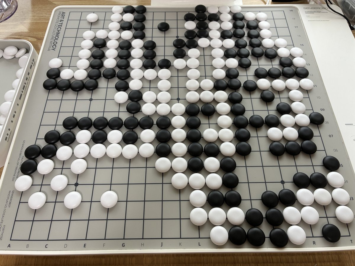 matunagayayoi's tweet photo. 今朝のセンちゃん対局。中央で白石が地を作った時点で投げなかった自分を褒めたい。9.5目負け。
中央に出てきた白石に対処できなかった。J12に打てば殺せたとAIは言うけど「人間の読み筋」では生きられている。ダメじゃん!
#囲碁 #Senserobot #playgo #AI https://t.co/0eujAg4kII