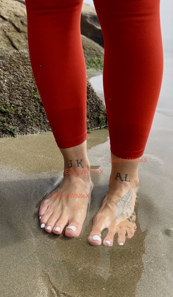 SashaWhiteX's tweet photo. Beach Day⛅️ which one of you foot slaves is going to clean all the sand from between my toes? #whitetoes #toesinthesand #sexyfeet #saltyfeet #footqueen https://t.co/hocTZkwG0f