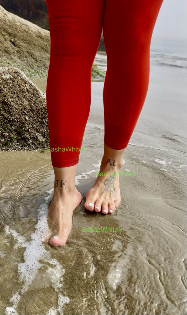 SashaWhiteX's tweet photo. Beach Day⛅️ which one of you foot slaves is going to clean all the sand from between my toes? #whitetoes #toesinthesand #sexyfeet #saltyfeet #footqueen https://t.co/hocTZkwG0f