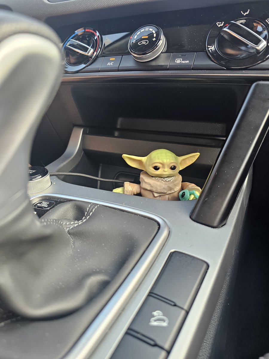 Grogutrip's tweet photo. Disney's Hollywood Studios🌴
向かうはファルコン

#Grogu 
#BabyYoda
#WhereIsGrogu
#グローグーがいる生活
#旅するグローグー🇺🇸
#DisneyHollywoodStudios https://t.co/YfZK46mYsc