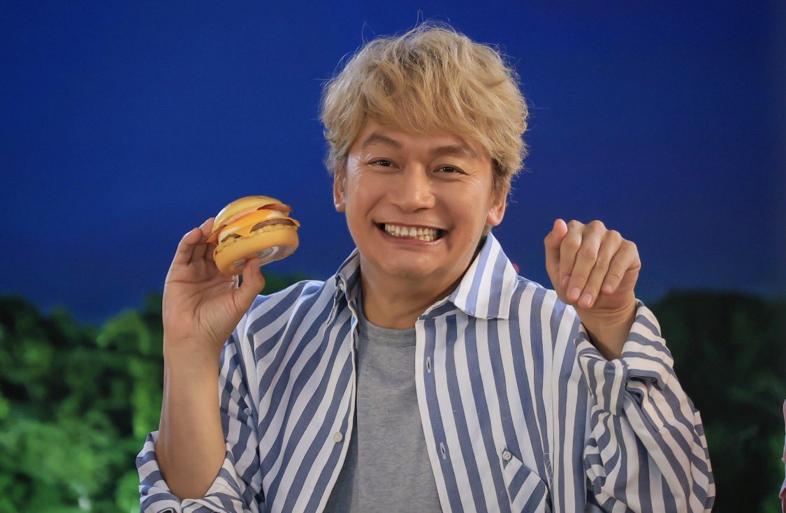 Z2pcjPzeLhU1YPG's tweet photo. 慎吾くんの新CM『月見バーガー🍔』
吾郎さんに「季節が来た…」と話していたのは…あっ、『グラコロ』か‼︎（こちらも是非）
でも、念願の！ですよね〜
久しぶりに食べますょ💚
＃私の_世界に一つだけの花
＃SMAP
＃新しい地図 https://t.co/Y3sGxoQIGU