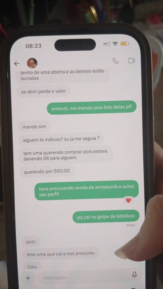 jikoocollect's tweet photo. pessoal, por favor, tomem cuidado!
uma seguidora nossa identificou uma pessoa usando nosso texto pra vender abs

@/rkivejpgg 

não foi identificado um golpe exatamente, porém estamos comunicando para que não prejudique ninguém 

pedimos fotos com o @ e foi enviado uma foto claramente de ia