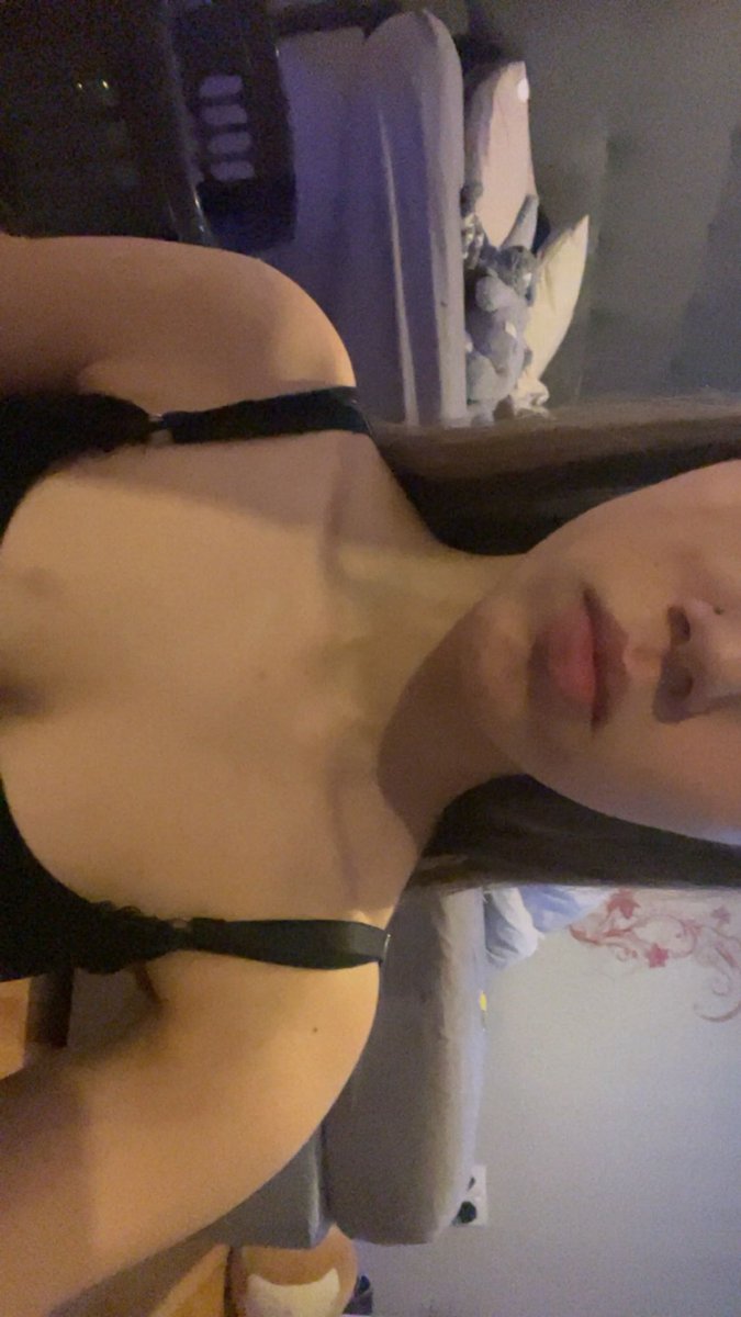 nebulaqz's tweet photo. BMI 22 - BMI 17 , how noticeable is the change before I kms https://t.co/J1PDtDc2Mu