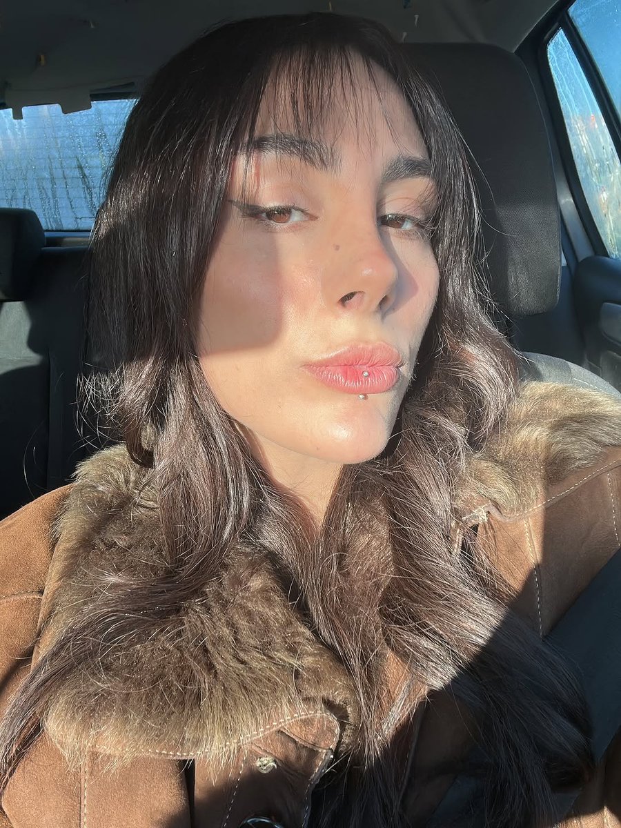 killthecleo7uei's tweet photo. 1) io che selfeggio senza filtri mentre vado a Sanremo perché scusate ma sono nel mio prime 💅
2) io confusa perché non sono abituata a essere davvero una ⭐️ ma solo a comportarmi come se lo fossi
3) io che firmeggio ✍🏼
4) i... https://t.co/syQVaGuahC