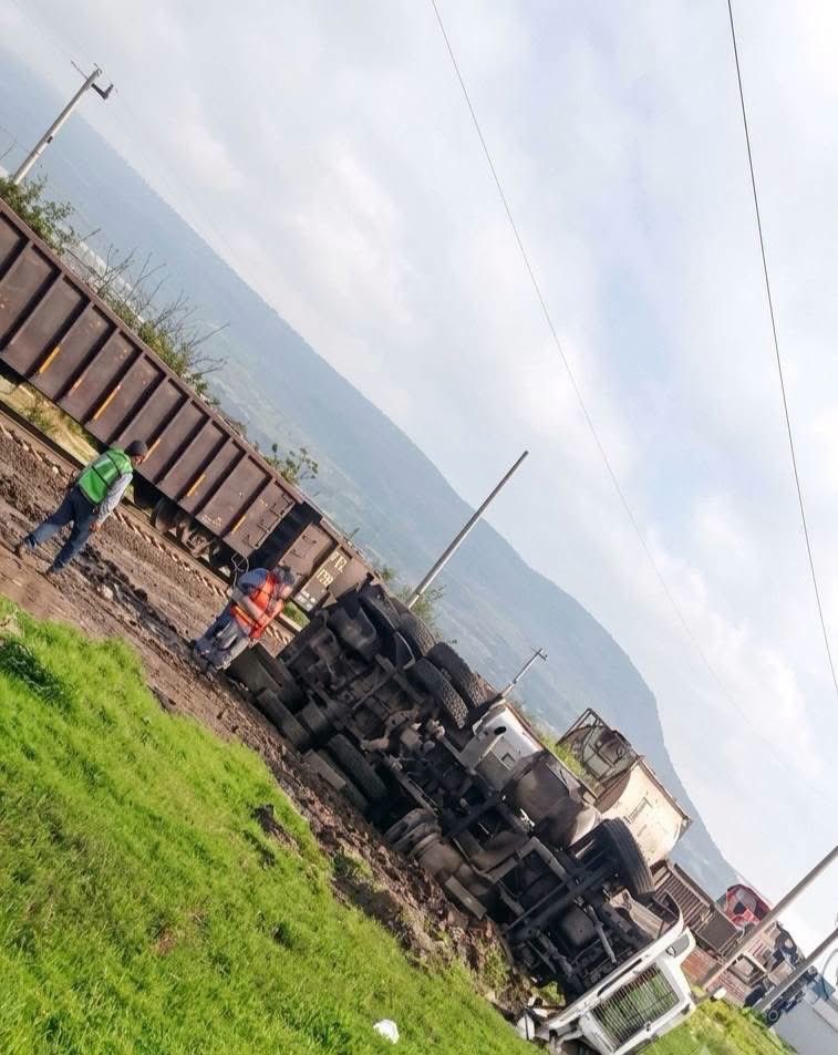 MonitoresMultim's tweet photo. 🚨 TRÁILER INTENTA GANARLE EL PASO AL TREN Y TERMINA EMBESTIDO EN HUEHUETOCA‼️
Un tráiler fue embestido por un tren luego de que, presuntamente, intentara ganarle el paso en el cruce ferroviario de San Bartolo, en Huehuetoca, Estado de México.
Tras el impacto, servicios de emergencia acudieron al lugar para atender la situación y realizar las labores correspondientes.
Hasta el momento, no se ha informado oficialmente sobre personas lesionadas ni se han precisado las causas del accidente.