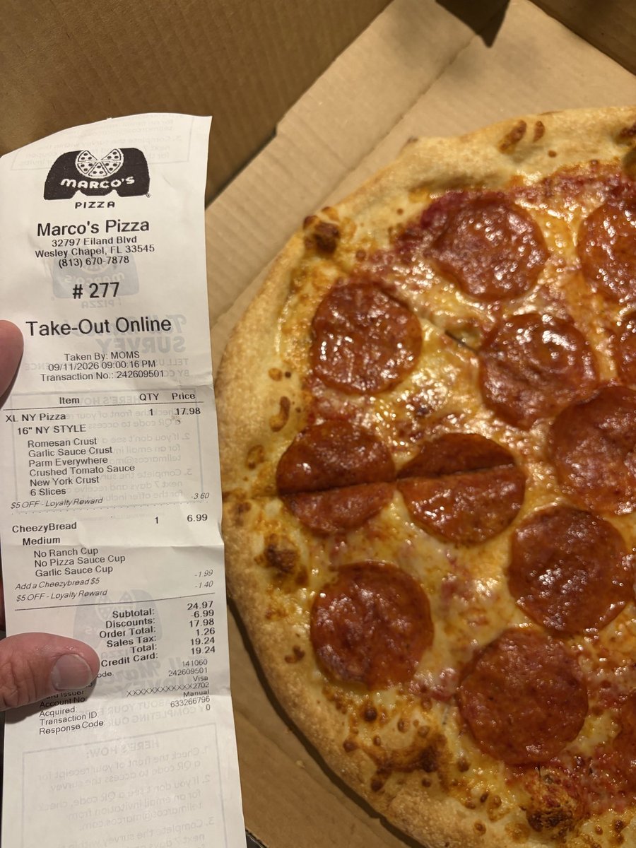 DarksideJedi813's tweet photo. Hey @MarcosPizza I love the New York pie you guys started making. But when it comes with no romesean parm or garlic on it then it’s very subpar. wtf https://t.co/AU5CvF0kBC