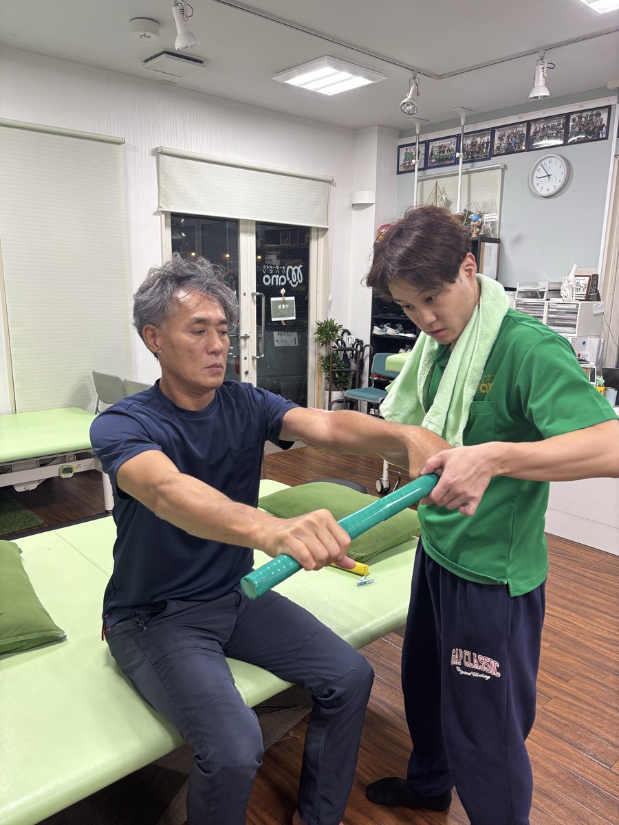 rehamano2020's tweet photo. 昨日は1名限定、実践コース😁

患者さんにご協力頂き、川下とマンツーマンで行います😊

昨日は入口として、上腕・肘関節への介入について💪

揉んで終わるのでなく、そこからいかに自身で動かす感覚を伝えるのか❓

準備から実際の介入を行いました🤗

実際に患者さんのお身体が反応を教えてくれる😄 https://t.co/qk2fBXw355