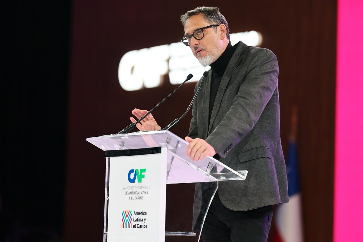 AgendaCAF's tweet photo. La IA ya está aquí. El desafío para América Latina y el Caribe es convertirla en productividad, mejores instituciones y bienestar para las personas.

En el cierre del Foro, Pablo Bello, Gerente de Transformación Digital de CAF, destacó que digitalizar no es el fin: la tecnología debe traducirse en servicios públicos más eficientes, innovación, nuevas oportunidades y mayor productividad.

El Foro puso sobre la mesa una agenda que conecta IA, infraestructura, talento, innovación y capacidades públicas. Para la región, el reto es pasar de ser consumidores de tecnología a participar activamente en la economía digital, gestionar sus riesgos y construir un camino propio.

🌎 Digitalizar para transformar es poner la tecnología al servicio de una región más productiva, integrada, justa y protagonista de su propio desarrollo.