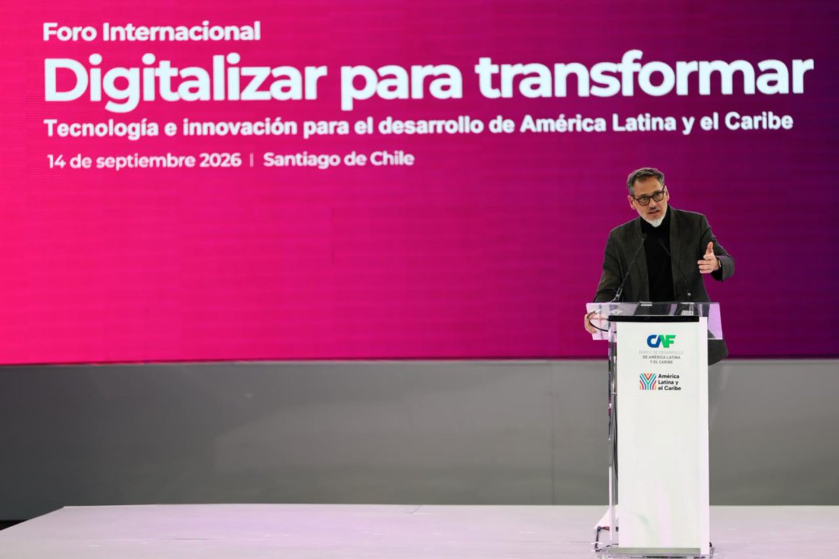 AgendaCAF's tweet photo. La IA ya está aquí. El desafío para América Latina y el Caribe es convertirla en productividad, mejores instituciones y bienestar para las personas.

En el cierre del Foro, Pablo Bello, Gerente de Transformación Digital de CAF, destacó que digitalizar no es el fin: la tecnología debe traducirse en servicios públicos más eficientes, innovación, nuevas oportunidades y mayor productividad.

El Foro puso sobre la mesa una agenda que conecta IA, infraestructura, talento, innovación y capacidades públicas. Para la región, el reto es pasar de ser consumidores de tecnología a participar activamente en la economía digital, gestionar sus riesgos y construir un camino propio.

🌎 Digitalizar para transformar es poner la tecnología al servicio de una región más productiva, integrada, justa y protagonista de su propio desarrollo.