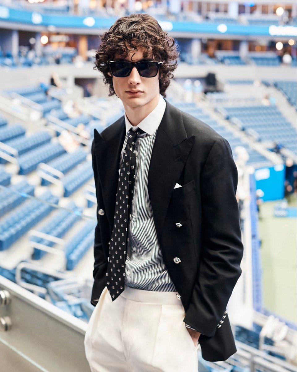 RalphLauren's tweet photo. Championship elegance at the @USOpen.

#Sombr attends the Men’s Final, dressed in #RLPurpleLabel.

#RLTennis #USOpen https://t.co/5u7IUQi6o9