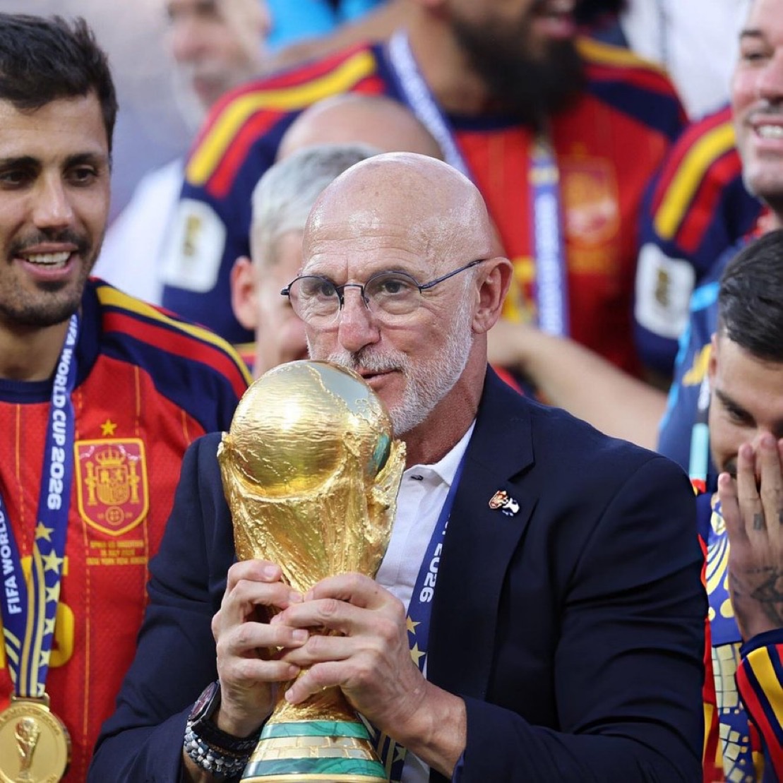 TouchlineX's tweet photo. 🚨 𝗝𝗨𝗦𝗧 𝗜𝗡: Spain are incredibly happy with head coach Luis de la Fuente and are considering renewing his contract until 2030. 

Aside his winning record, the Spanish Federation also believes he is the right choice to coach and develop the new young generation of the national team.
