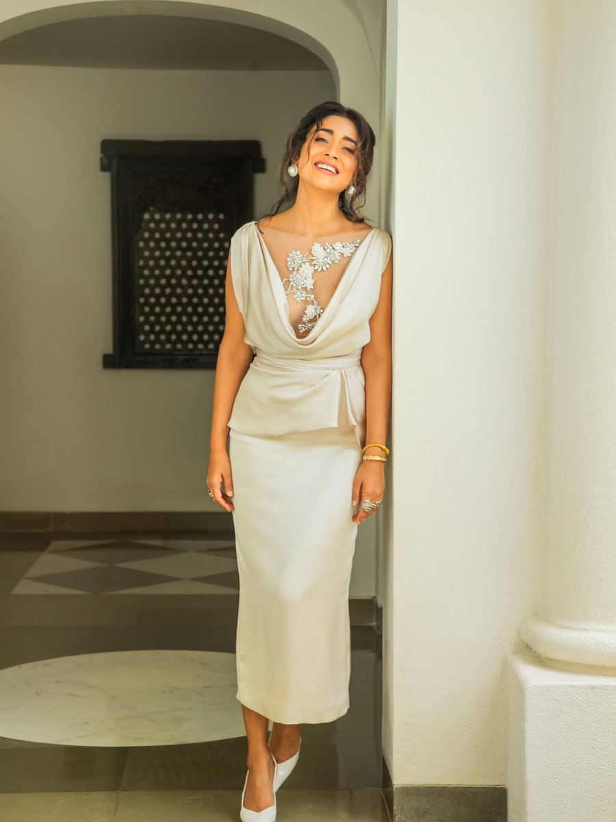 ffcinema_com's tweet photo. Shriya Saran is a stillness more striking than spectacle, carrying luxurious vibes effortlessly.
#ShriyaSaran #GlamFashion #LuxuriousStyle #ffcinema
🎬 Stay updated with the latest from the world of cinema! https://t.co/VasVUIySY8