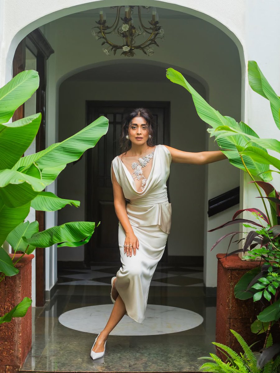 ffcinema_com's tweet photo. Shriya Saran is a stillness more striking than spectacle, carrying luxurious vibes effortlessly.
#ShriyaSaran #GlamFashion #LuxuriousStyle #ffcinema
🎬 Stay updated with the latest from the world of cinema! https://t.co/VasVUIySY8