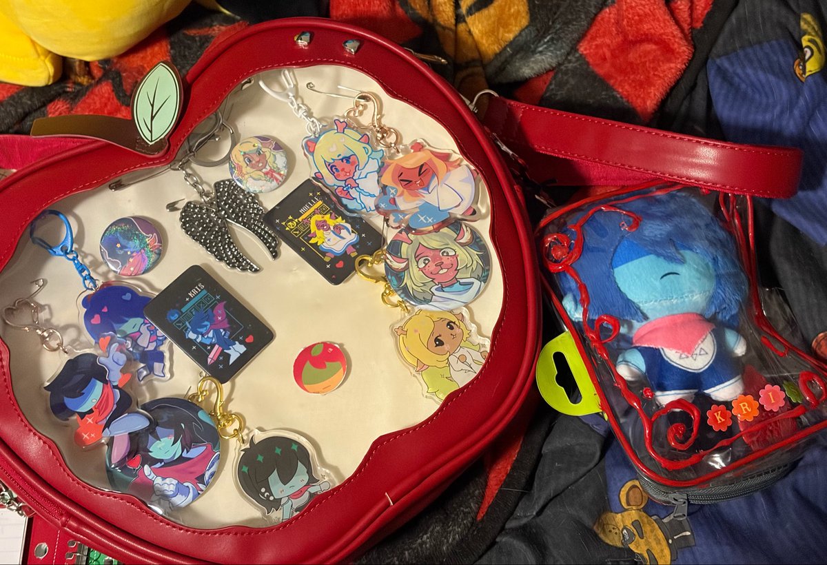 Whiske_Bisk's tweet photo. updateddddd i went to a con #kriselle #deltarune #krisdreemurr #noelleholiday https://t.co/NBSFWOdrRY