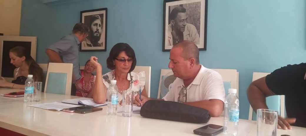 SerranoIdalmis's tweet photo. Intercambia la #CTC con Funcionario del Gobierno  y otros directivos de Finanzas y Precios, Economía y planificación. Se firma acuerdo conjunto para la discusión y aprobación por los trabajadores del plan y el presupuesto. #Holguín #TrabajadoresProtagonistas https://t.co/5mb9Yt3iMh