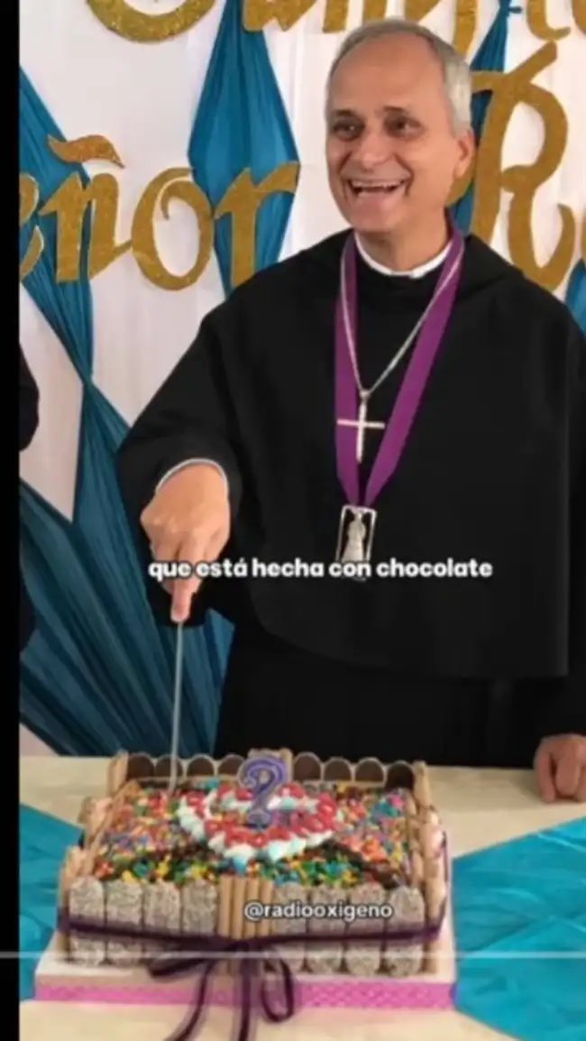 rcterrones's tweet photo. Cuando eres Papa y te dan una torta genérica 🫤

Cuando eres obispo en Chiclayo y te dan tu tortón de Doña Pepa 😃 https://t.co/h9U3cCeKSx