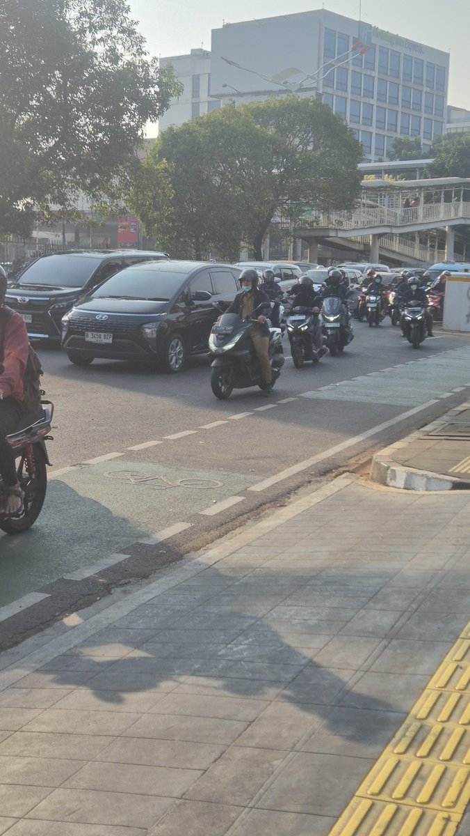beben0505's tweet photo. Min @DKIJakarta minta tolong nih, udh 2 mingguan ini jalan Matraman Raya macet bgt setiap pagi dikarenakan ada galian. Tolong nih di tegur yg punya kerjaan. Thx https://t.co/orkbnwoTBx