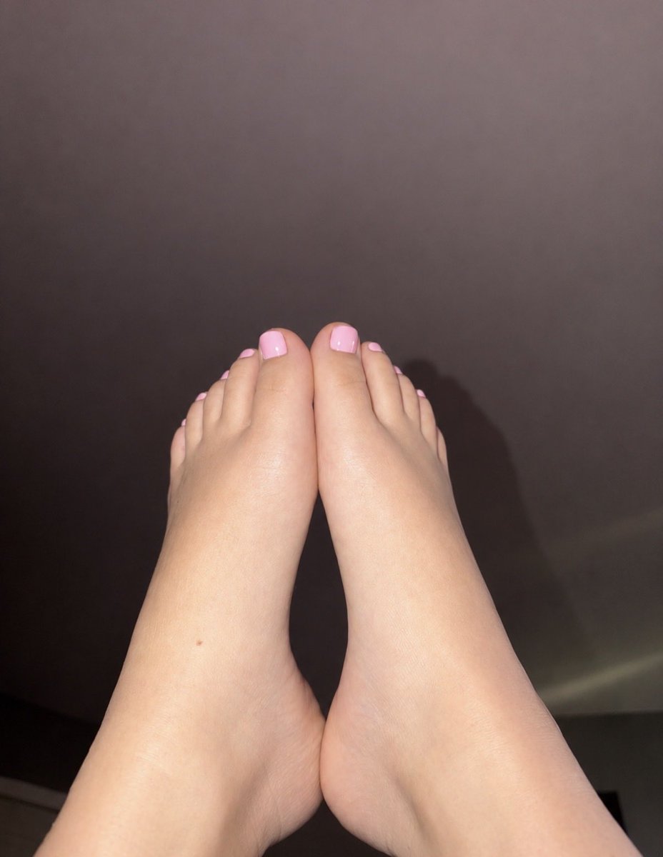 princessk1097's tweet photo. Who wants to jerk off on my feet, my little sluts😈 My little foot lovers know where to find me… DM me 💋
#moneyslave #feetfetısh #feet #pied #pigeon #dominant #fetichiste #prettyfeet #prettytoes #daddy https://t.co/T5AIvQaKaG