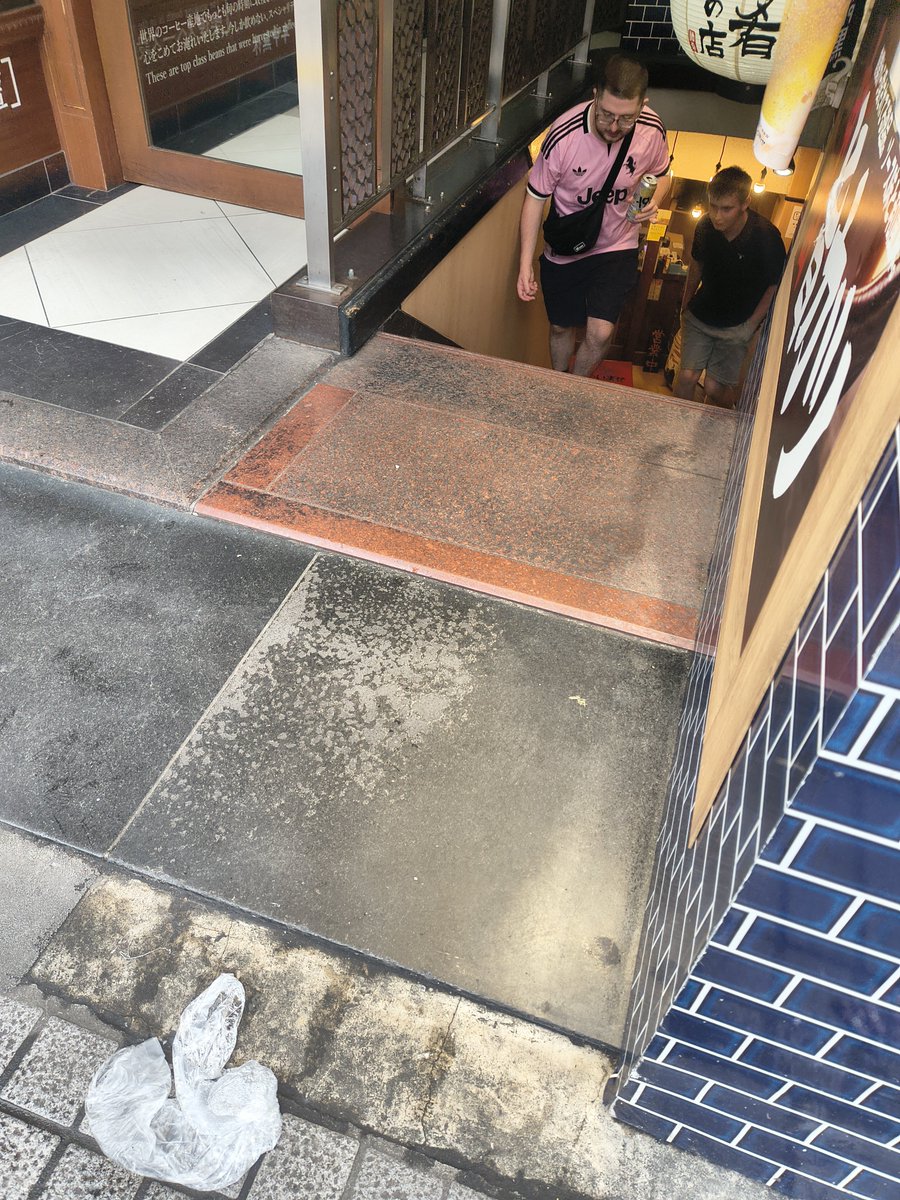 JapaneseCr53923's tweet photo. 私が外国人が嫌いな理由…
学習能力が低い🤢

朝の新宿。
チューハイの缶を持ってベロベロに酔った外国人2人組に遭遇と思ったら、チューハイの缶持ったまま居酒屋に降りて行った。
「バカだなあ。」と思ってたら即退場🙅‍♂️

すると、まだオープンしていないカフェの扉をガチャガチャ🚪

注意すると、何で注意されるのか理解できないようで、同様の行為を繰り返す…

そもそも自分の行いに理由があるってことが理解できない輩が多い。

昨年に比べ、更に質の悪い外国人が入ってきている気がする…

#迷惑外国人  #オーバーツーリズム  #路上飲酒外国人