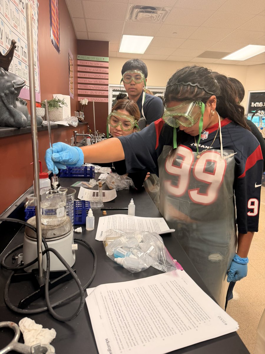 SpringISD_AdvAc's tweet photo. Of course, PPE gear was used.  These students know their science lab safety. https://t.co/PaGYDMZbfc