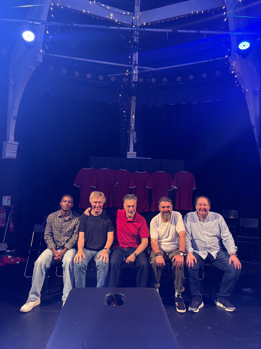 kingssalford's tweet photo. @Pmarber joined us in The Red Lion rehearsal room today. 🎭

Pretty special having the writer himself in the room.

Want to hear more about Patrick &amp; director David Thacker’s process? Join us for our special Investigate Day, Sat 26 Sept.

More tomorrow. 👀 https://t.co/jBVOqYHKPK