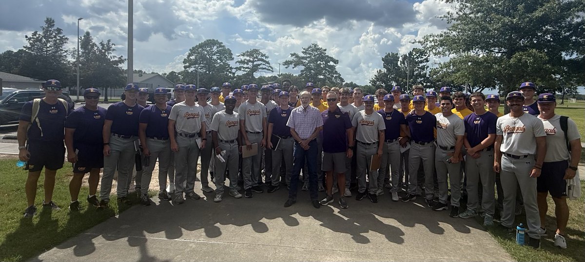 CoachJeffWillis's tweet photo. Thank you to longtime bus driver Mr Ken for coming to speak to us on Motivation Monday! “Someone may have more talent than you, but they should never out work you.” #BePrepared #DetailOriented #GoToWork #DDCS https://t.co/7eZVrvEZuf