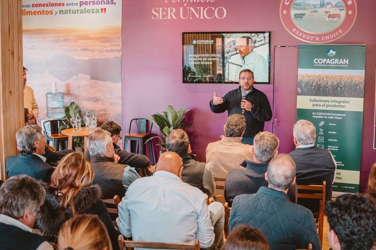 CopagranUy's tweet photo. 🌽 COPAGRAN presente en Expo Prado, con el lanzamiento de la zafra de maíz, en Casa Minerva Foods.

Durante la jornada, el Ing. Agr. Ignacio Buffa, Gerente General, dio inicio a la presentación. Luego, Marcelo Fraga, Gerente Comercial de la filial Colonia, presentó el proceso COPAGRAN 360. Ademas, Alejandro Solsona, Secretario de COPAGRAN, y Fernando Secco, Gerente Comercial y de Granos dieron la perspectiva para la zafra de maíz. 

Un espacio para compartir y generar conexiones. Gracias por acompañarnos!