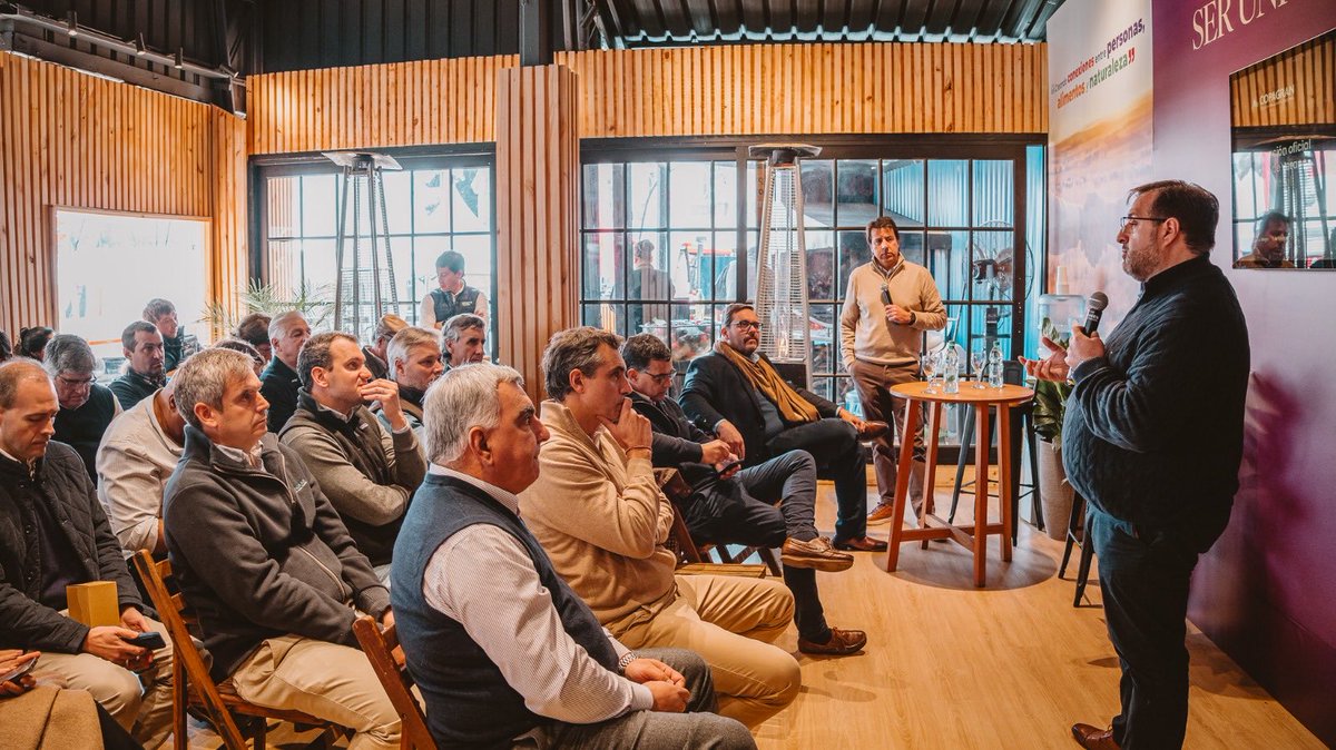 CopagranUy's tweet photo. 🌽 COPAGRAN presente en Expo Prado, con el lanzamiento de la zafra de maíz, en Casa Minerva Foods.

Durante la jornada, el Ing. Agr. Ignacio Buffa, Gerente General, dio inicio a la presentación. Luego, Marcelo Fraga, Gerente Comercial de la filial Colonia, presentó el proceso COPAGRAN 360. Ademas, Alejandro Solsona, Secretario de COPAGRAN, y Fernando Secco, Gerente Comercial y de Granos dieron la perspectiva para la zafra de maíz. 

Un espacio para compartir y generar conexiones. Gracias por acompañarnos!