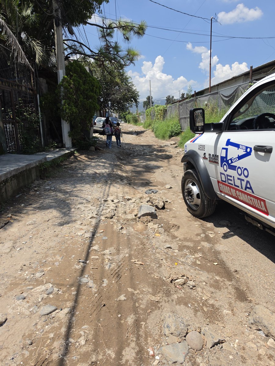 AndroGarcia7's tweet photo. Ésta es la calle Miguel Alemán a cargo de @ZapopanGob, está en la colonia palmira, la mayor parte tiene concreto hidráulico pero 3 calles antes de llegar a division norte, la dejaron en condiciones deplorables. Con quien se tiene que recurrir para que la terminen...  1/3 https://t.co/kMEVTtxZC7