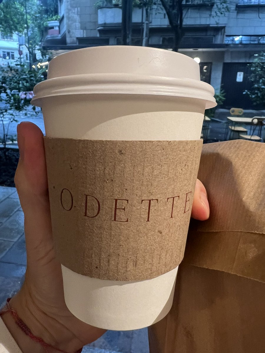 HernanGomezB's tweet photo. Indignante. 90 pinches pesos un café en la Condesa... No lo supe hasta que ya era demasiado tarde… Ya no basta con implementar el control de precios. Urge expropiar los medios de producción y estatizarlo todo. 😂 https://t.co/0q6qZblABR