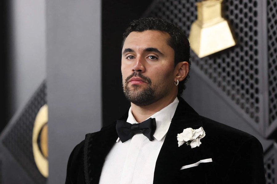 DiscussingGifs1's tweet photo. Bad Bunny arrives to the #Emmys. https://t.co/4vwPpI5meh