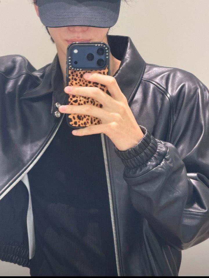 sshinyui's tweet photo. A little OOTD for today. There’s always something fun about putting an outfit together and seeing how everything looks once it all comes together. Sometimes it’s the smallest details that make the whole look feel right. https://t.co/VeK1rzYlop