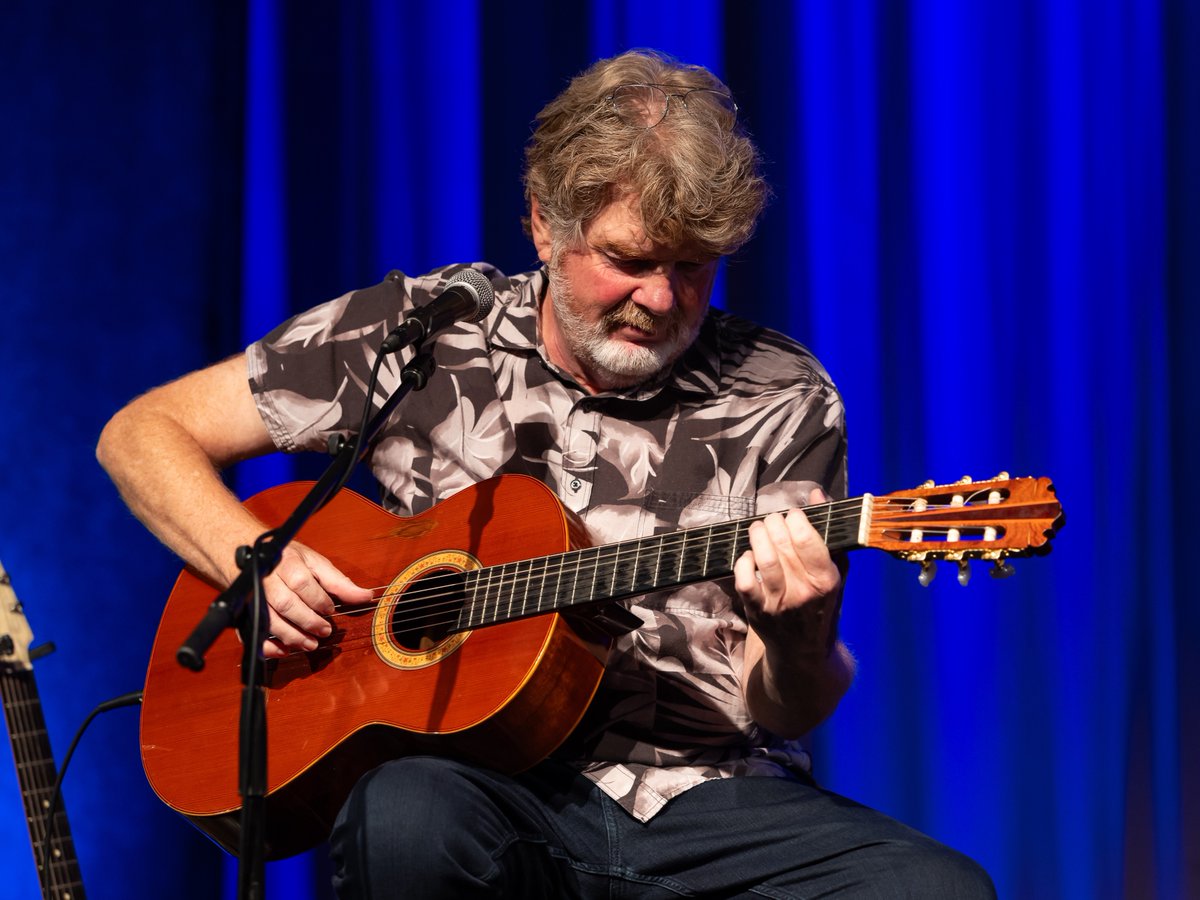 countrymusichof's tweet photo. Yesterday, producer, musician, and singer-songwriter @MacMcAnally participated in a Musician Spotlight program at the Museum. During Musician Spotlights, artists perform, share inside stories, and discuss their creative process and technique. The Musician Spotlight was presented in support of the exhibitions "Kenny Chesney: Living in Fast Forward," presented by @BlueChairBayRum, and "Muscle Shoals: Low Rhythm Rising," supported by OneLouder. The program was made possible in part by @PedigreeUS and @PedigreeFound.