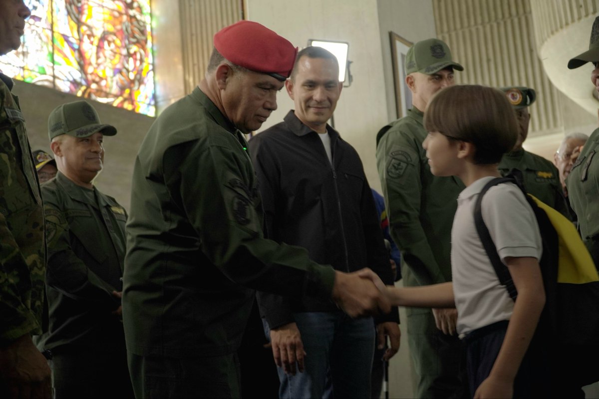 TVFANB's tweet photo. #14SEP26 A través de la Gran Misión Negro Primero y el Fondo Negro Primero, dotamos de útiles, morrales y calzado a las hijas e hijos de la FANB para el inicio del año escolar 2026-2027. https://t.co/pXv77AIpM3
