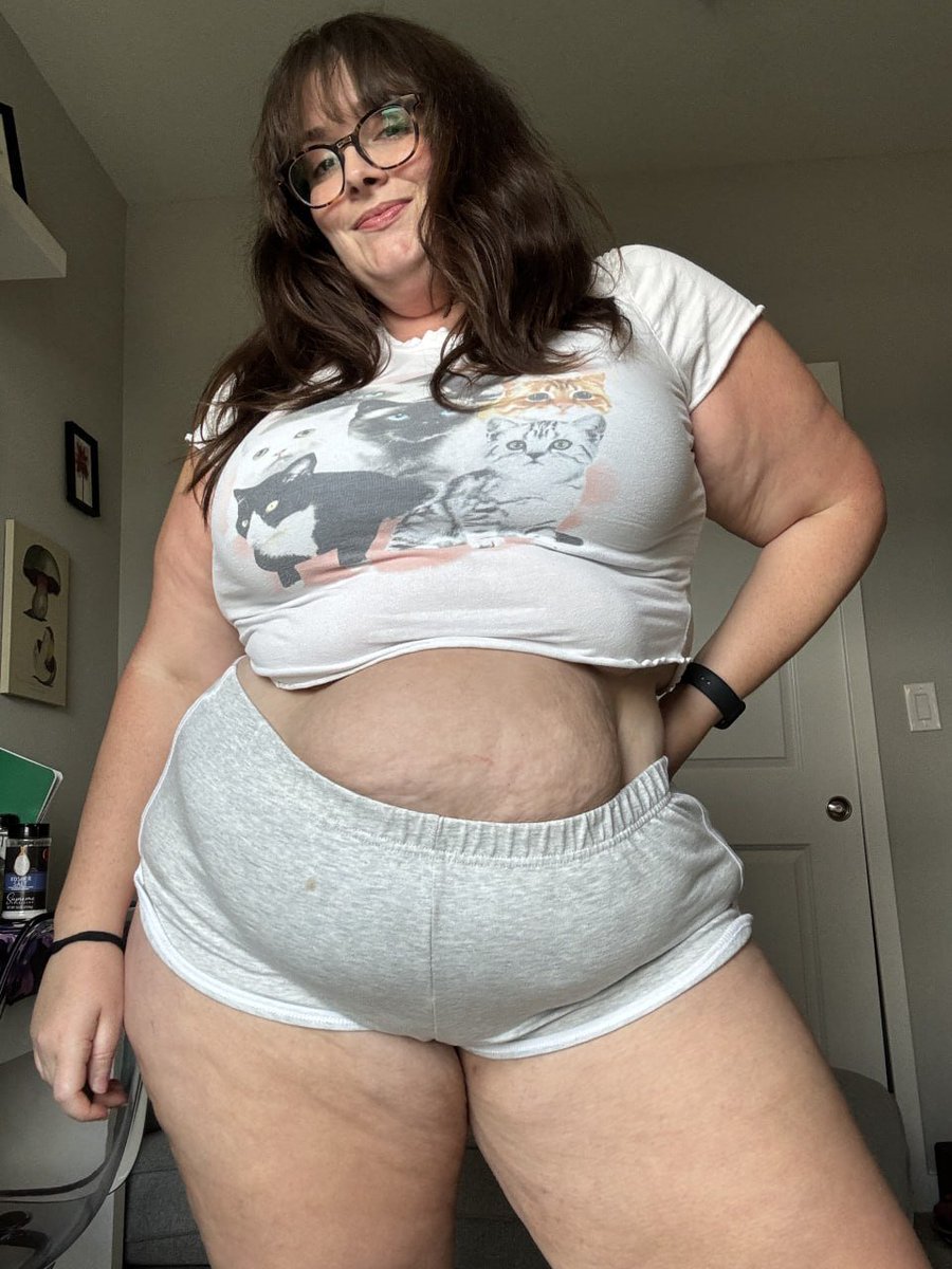 lunalewwwis's tweet photo. Can I send you another selfie? Without the top 🫣 https://t.co/HnBKKz456F