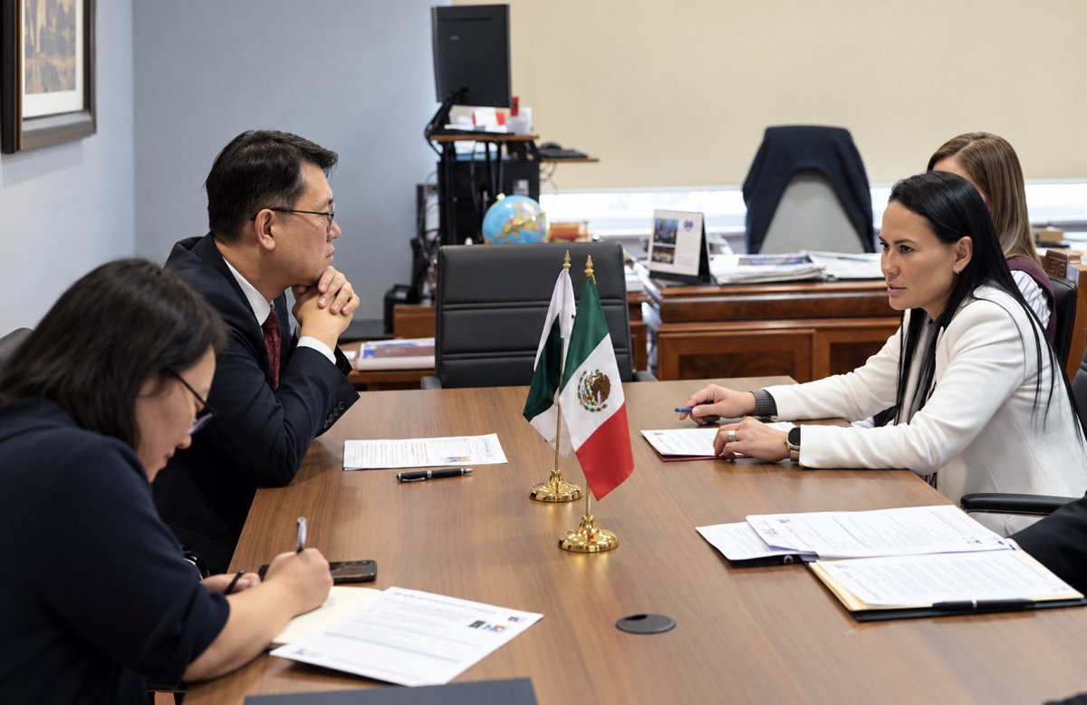 AlejandraDMV's tweet photo. 🇲🇽🤝🇰🇷 México y la República de Corea damos un nuevo impulso a nuestra cooperación.

Firmamos una Carta de Intención para reactivar el Comité Conjunto de Cooperación Económica, Científica y Tecnológica y abrir nuevas oportunidades de colaboración, intercambio de conocimiento y formación de talento. 

Unimos capacidades en ciencia, tecnología, innovación y transformación digital para convertir décadas de amistad y confianza en acciones y resultados concretos para nuestra gente.