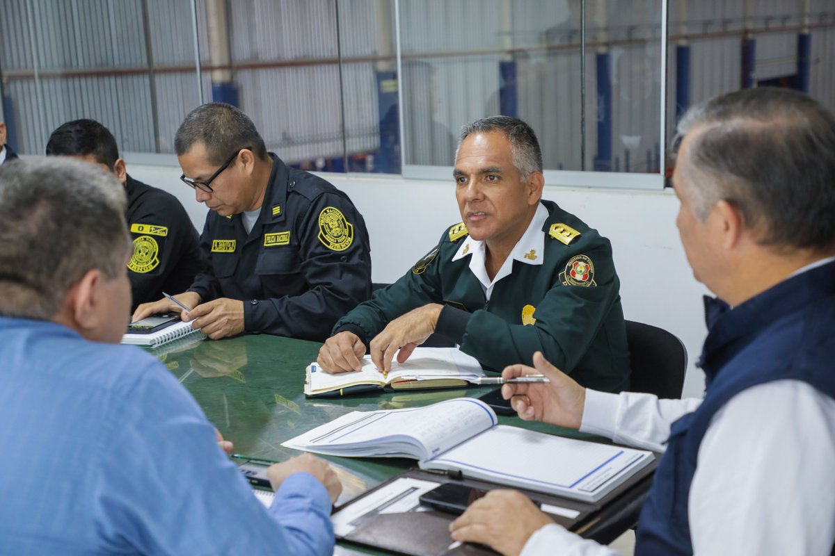 ONPE_oficial's tweet photo. #ONPEinforma | Coordinamos con la @PoliciaPeru las acciones finales para la distribución del material electoral de las Elecciones Regionales y Municipales 2026.

#ERM2026 #ONPEenRegiones https://t.co/jWv7p03ipJ