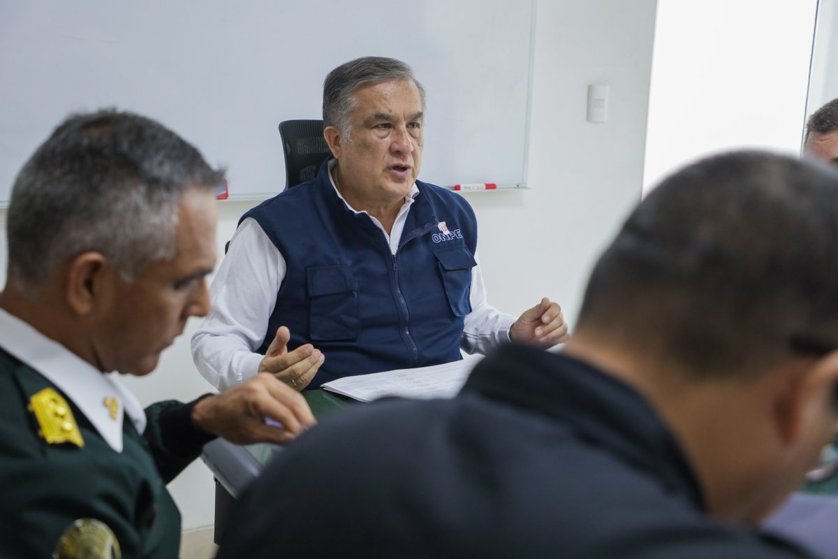 ONPE_oficial's tweet photo. #ONPEinforma | Coordinamos con la @PoliciaPeru las acciones finales para la distribución del material electoral de las Elecciones Regionales y Municipales 2026.

#ERM2026 #ONPEenRegiones https://t.co/jWv7p03ipJ