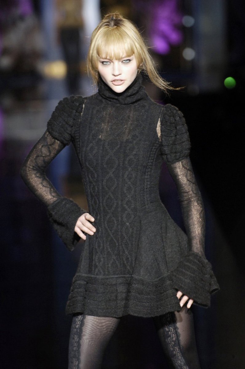 pure4ngel's tweet photo. Sasha Pivovarova @ Just Cavalli Fall/Winter 2006 https://t.co/jDvVLbzlRQ