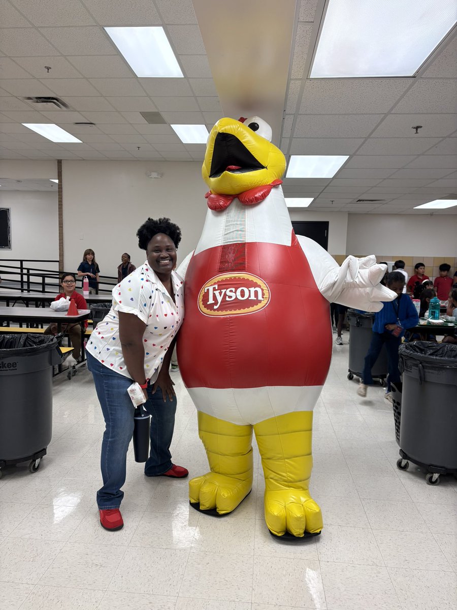Ethridge_Bobcat's tweet photo. Tyson Chicken came to Ethridge today! @gisdnews @gisdnutrition https://t.co/lvKe9Sjkc4