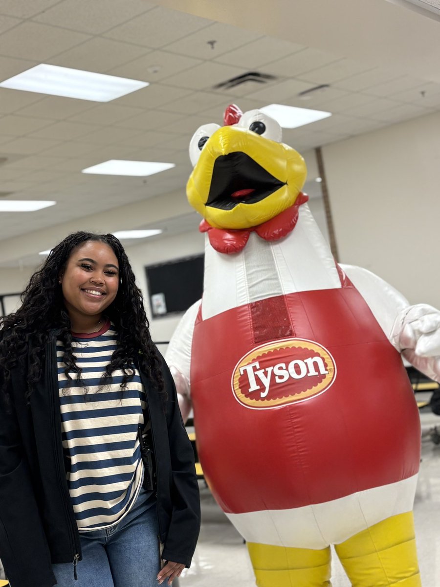 Ethridge_Bobcat's tweet photo. Tyson Chicken came to Ethridge today! @gisdnews @gisdnutrition https://t.co/lvKe9Sjkc4