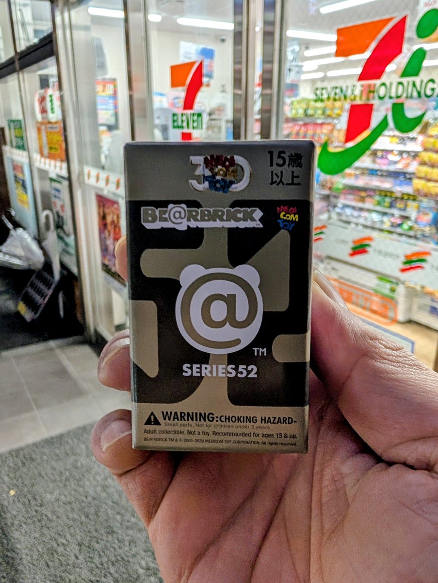 TanHoweQin's tweet photo. 吃完 #蓋飯 買 #bearbrick https://t.co/a3essDbD3o