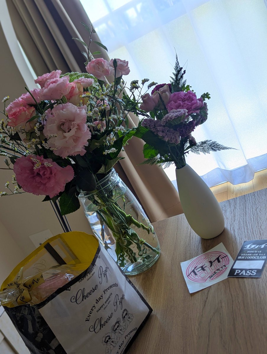 rikuurara's tweet photo. おはようございます☺️

頂いたお花やお菓子や
思い出になったパスたち✊️

あたたかい気持ちをありがとうございました✨

今日も1日笑顔で✨

#1000CLUB
#お花
#パス
#ありがとう https://t.co/xXU2OisUq1