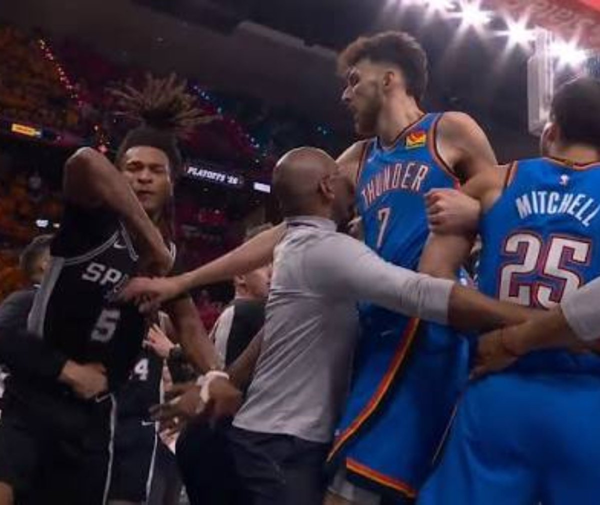 SpursCulture's tweet photo. Castle was in every altercation in the playoffs😭 https://t.co/6dzOBN3pVY