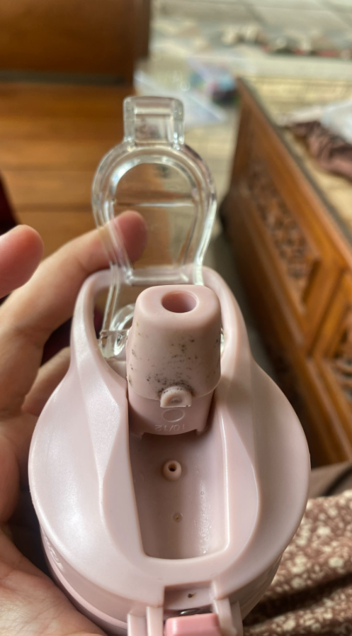 txtharihariWNI's tweet photo. Ini bersihinnya gimana ya?

Udah dicuci pakai sikat, direbus juga, tapi nggak hilang...

Ada tips ampuh buat ngilangin noda kayak gini nggak? https://t.co/i57Kes1Nck