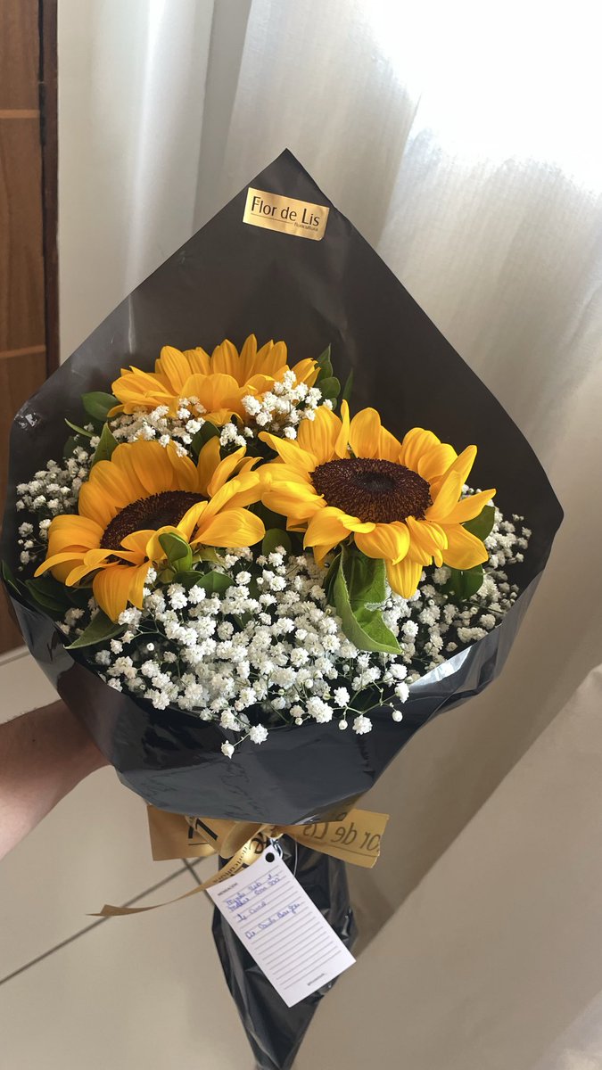 duda_torress's tweet photo. Pedi uma confirmação a Deus, que ele me mostrasse flores em qualquer lugar no dia seguinte se realmente fosse da vontade dele.

E Paulo Henrique simplesmente me mandou flores 🤍
Eu já recebi as flores chorando. 🥹🙏🏼 https://t.co/QPq7TGAnfI