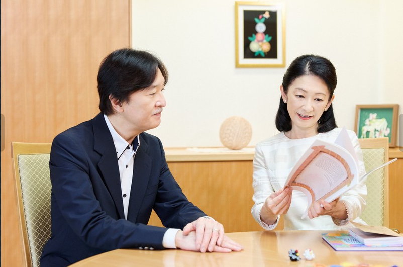 tohmitakebayash's tweet photo. 本当はみんなも分かってるんでしょ？雅子サマは特に支持されているわけじゃなくて、寧ろ遊び惚けてばかりの怠け者。紀子妃殿下は勤勉で熱心にお働き下さるお方、と。
大っぴらに言えないと感じているだけ。だから言わないだけ。だけど、必要となれば声をあげることは厭わない。違う？ https://t.co/5kqnf1XaW4