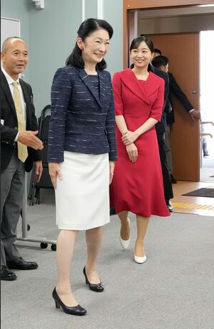 tohmitakebayash's tweet photo. 本当はみんなも分かってるんでしょ？雅子サマは特に支持されているわけじゃなくて、寧ろ遊び惚けてばかりの怠け者。紀子妃殿下は勤勉で熱心にお働き下さるお方、と。
大っぴらに言えないと感じているだけ。だから言わないだけ。だけど、必要となれば声をあげることは厭わない。違う？ https://t.co/5kqnf1XaW4